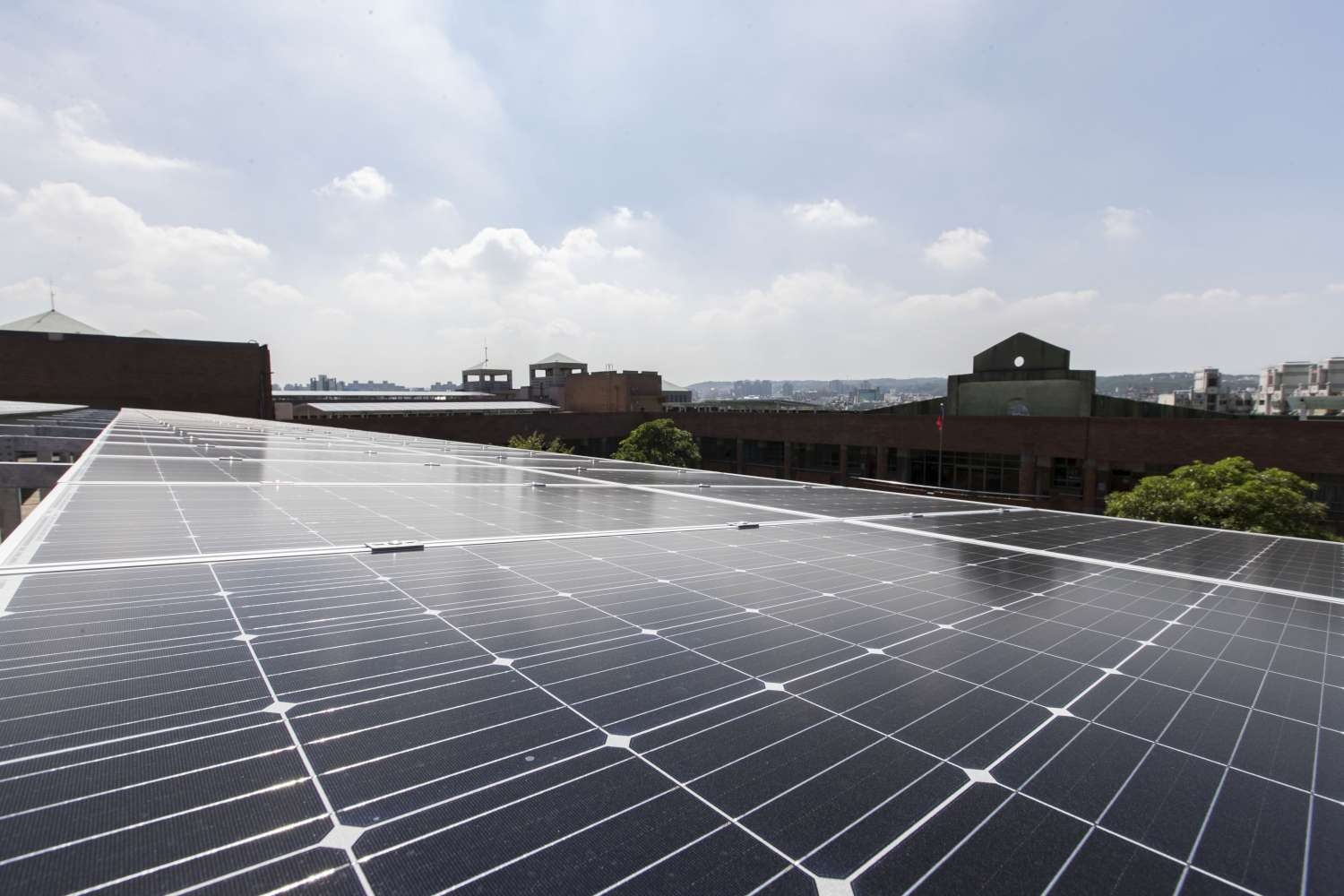 推動校園建置太陽能發電系統 林智堅市長：目標達7座大安森林公園減碳效益 科普教育向下扎根