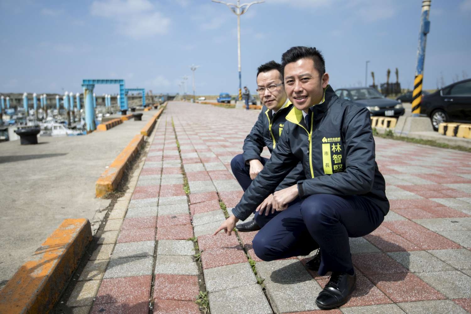 林智堅市長指出欲修復漁港碼頭道路沉陷處。
