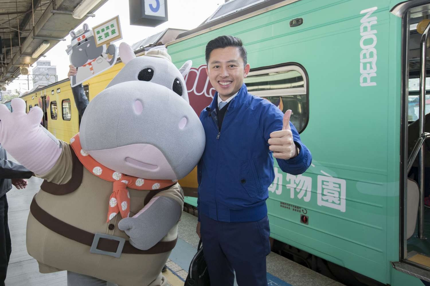 照片1-4，林智堅市長與行銷大使樂樂體驗台鐵六家線動物彩繪列車|