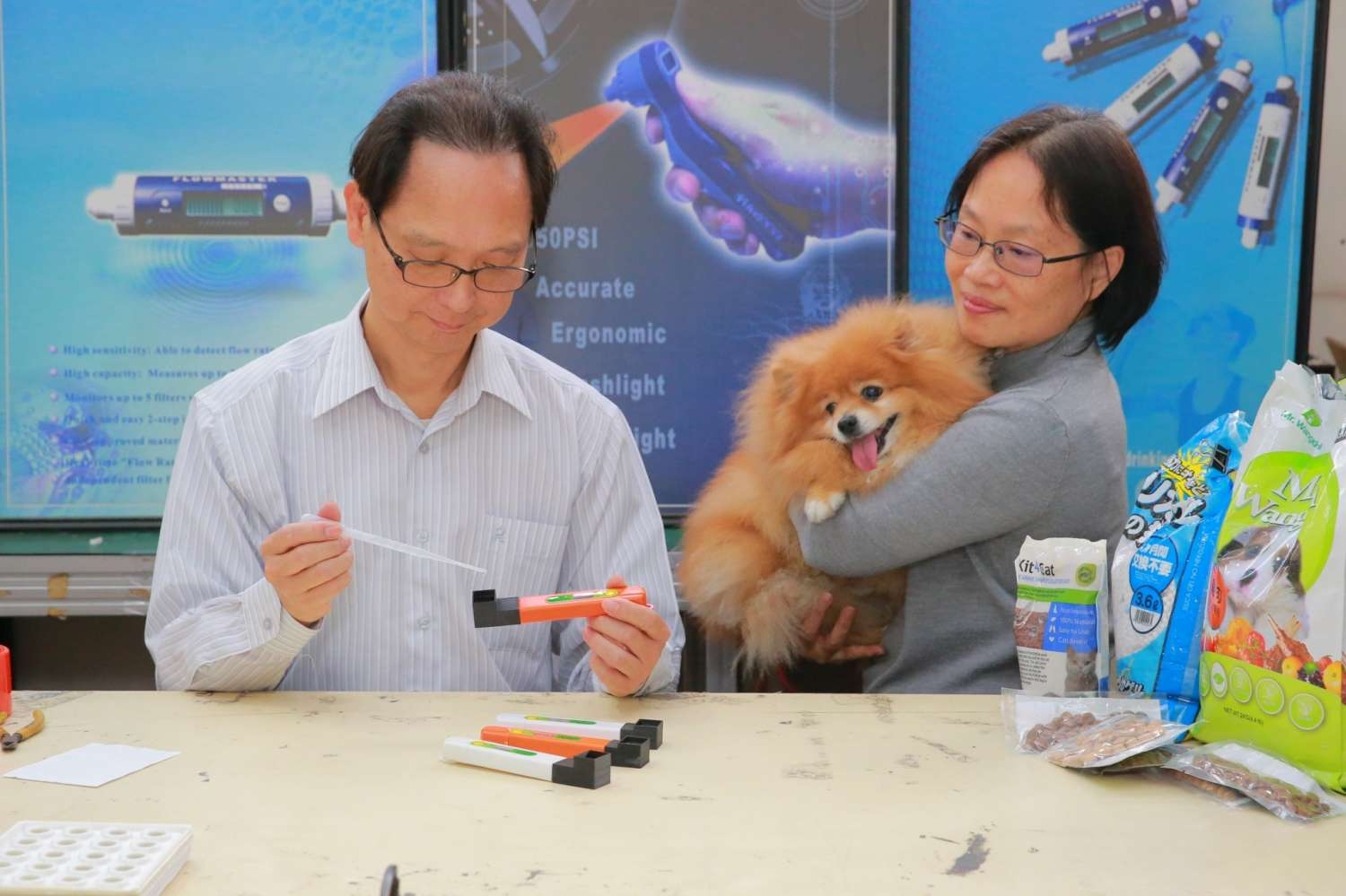 竹市府補助水質檢測專長的翰信公司，研發出簡易檢測犬貓尿液的檢測筆，讓民眾掌握毛小孩的腎功能變化