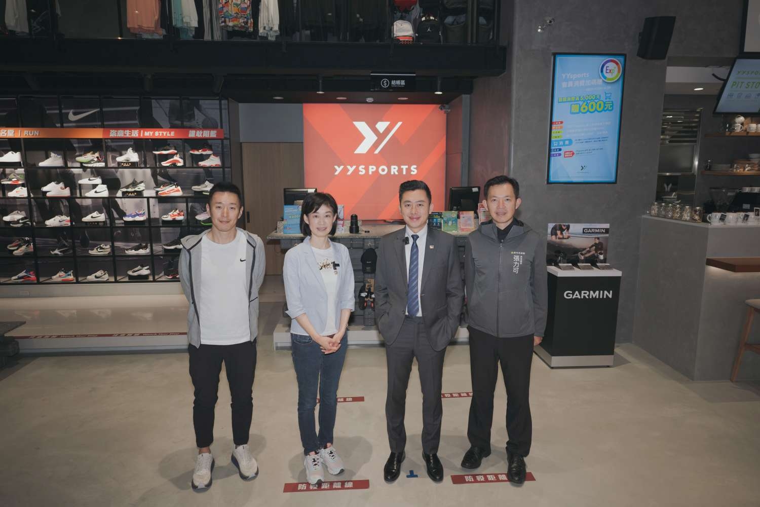 新竹市長林智堅（右2）、產發處長張力可（右1）、YYsports台灣區總經理王文欣（右3）、YYsports品牌發展總監張樹人（右4）一同合影