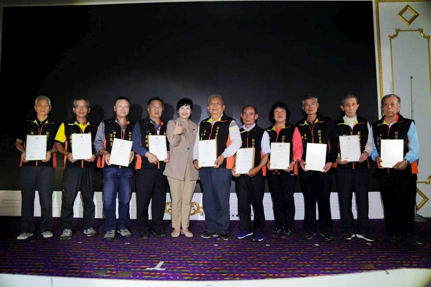 圖六、新竹市副市長沈慧虹贈獎牌予新竹市農會農事小組長並合影。