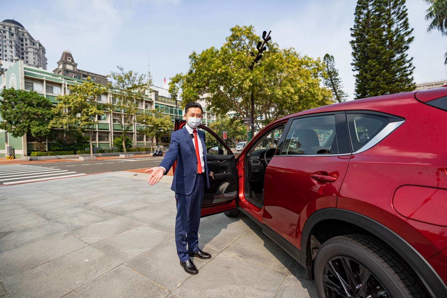 新竹市長林智堅今上午在市府前廣場，開箱首度亮相的最大獎：紅色MAZDA休旅車。