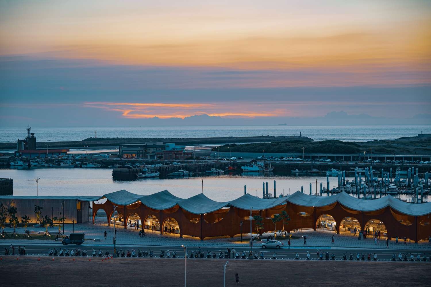波光市集為全國首處以海浪理念設計的海岸建築，夜間還有光環境營造，今年9月開幕後，每到假日皆湧現人潮。