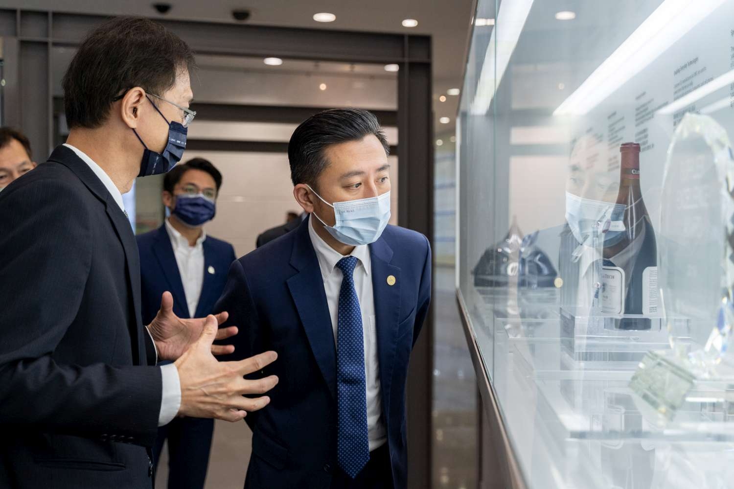新竹市長林智堅參訪聯華電子，總經理簡山傑（左一）說明聯電晶圓特色。