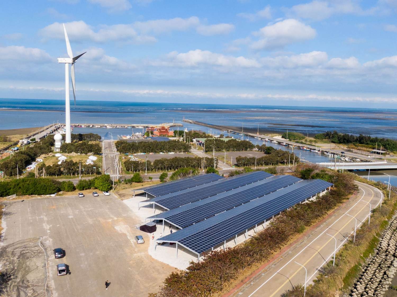漁電共生！竹市第二大、海山漁港太陽能光電發電系統今啟用　年產123萬度綠電