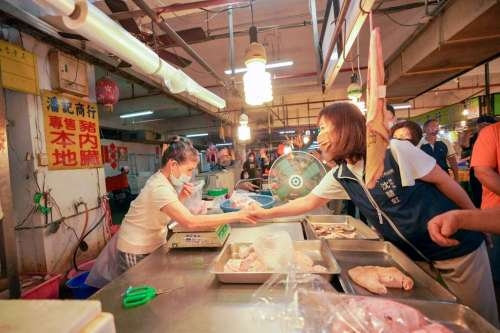 新竹市副市長沈慧虹今赴果菜市場關心攤商，宣布7至12月竹市公有市場、果菜市場攤商租金減半。
