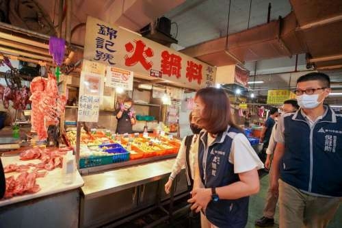 新竹市副市長沈慧虹今赴果菜市場關心攤商，宣布7至12月竹市公有市場、果菜市場攤商租金減半。