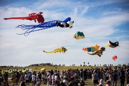 今年邀請全台12隊、近百位專業風箏好手，配合本次風箏節主題「風．潮」，帶來精彩風箏秀。資料照。