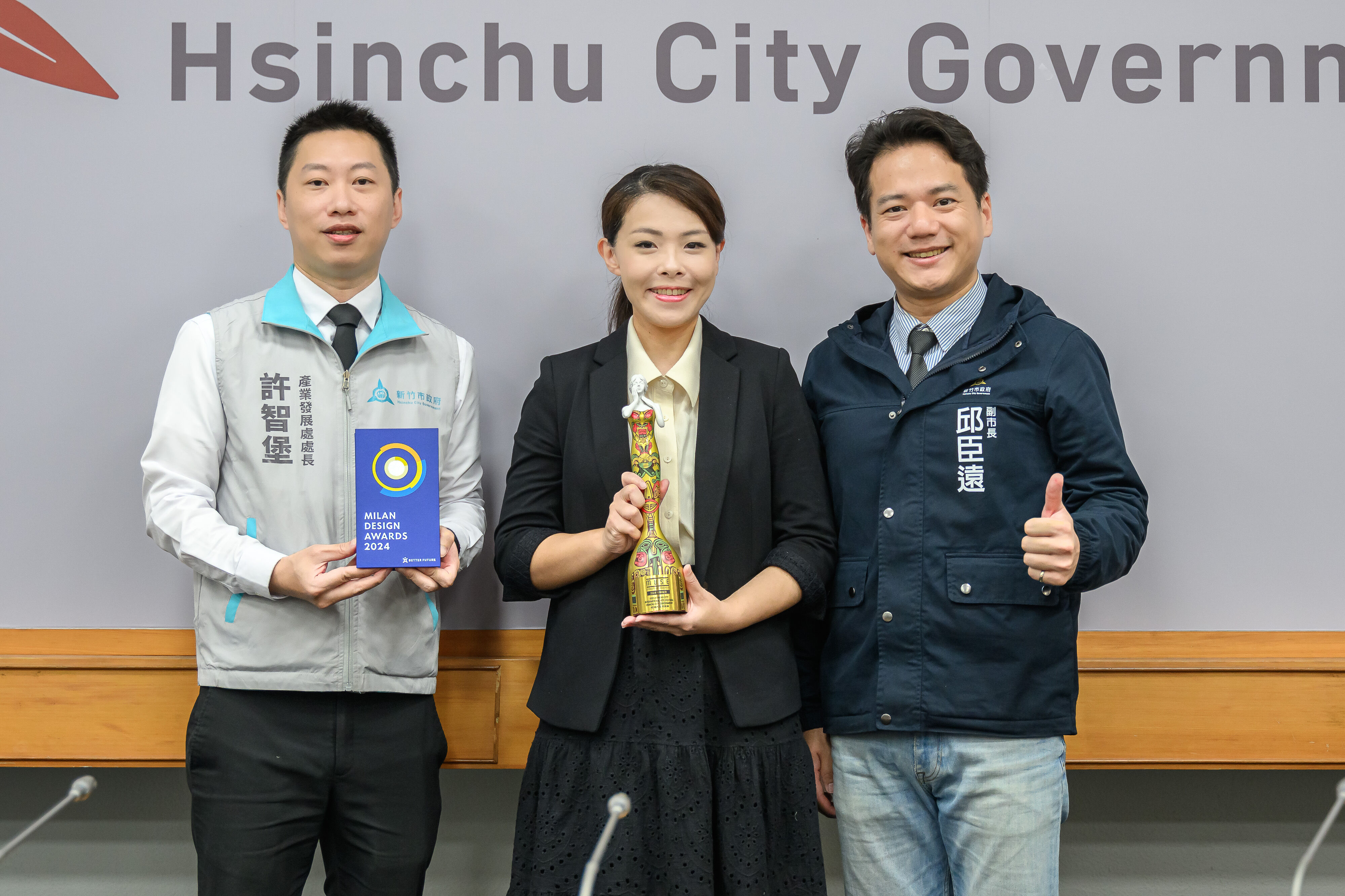 2023新竹市國際風箏節首度獲頒「米蘭設計大獎-銀獎」及「美國繆思大獎-金獎」2大獎殊榮，高市長表揚肯定市府團隊。