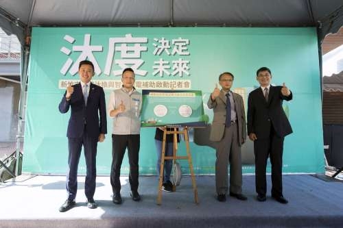 林智堅市長、李君禮副局長見證吳甲天處長與吳俊彥理事長簽署合作意願書。