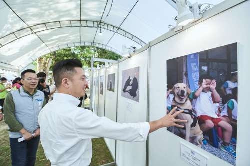 林智堅市長赴攝影競賽作品展區觀展。