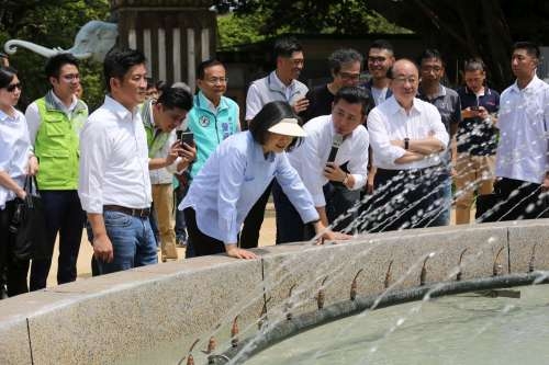 總統瘋河馬！蔡英文總統訪新竹市立動物園   體驗手作河馬便便紙、參觀長臂猿新家