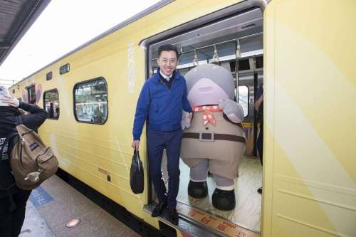 照片1-4，林智堅市長與行銷大使樂樂體驗台鐵六家線動物彩繪列車