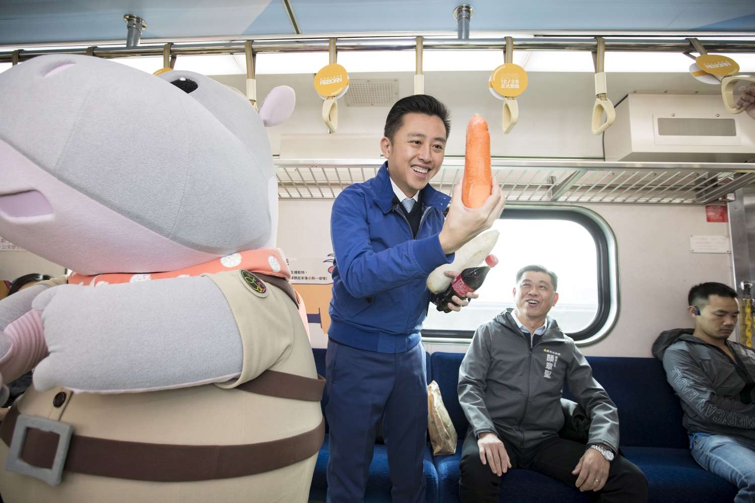 照片1-4，林智堅市長與行銷大使樂樂體驗台鐵六家線動物彩繪列車