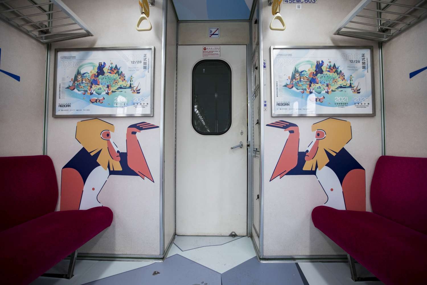 照片8-10，台鐵六家線動物彩繪列車內部