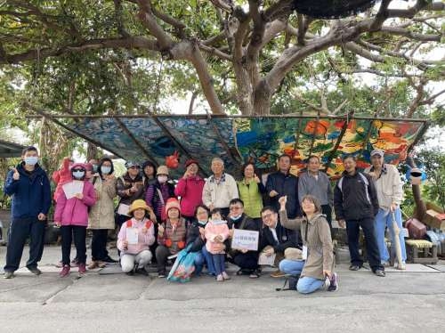 農村再生藝術日導覽活動，藝術家帶領民眾進入香山小魚村體驗海的祝福剝蚵棚下風景
