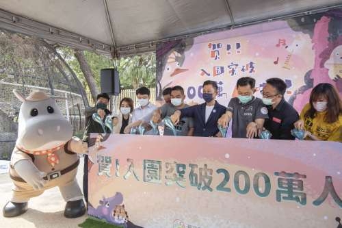 市長林智堅今歡慶新竹市立動物園入園人次超過200萬人。