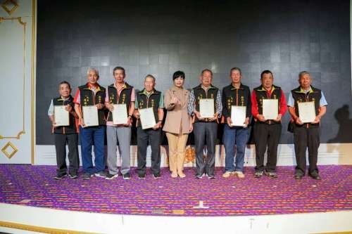 圖五、新竹市副市長沈慧虹贈獎牌予新竹市農會會員代表並合影。