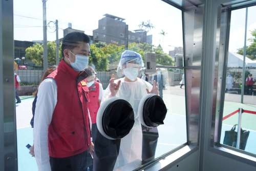 03新竹市長林智堅日前於第一座社區篩檢站開站前視察。（資料照）