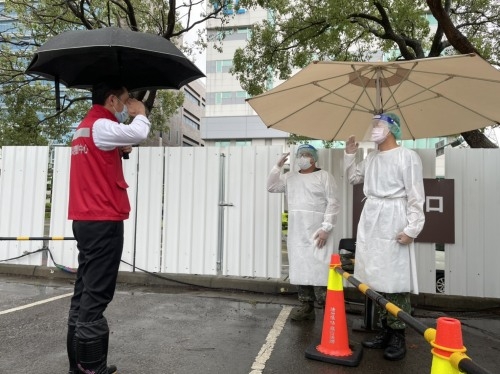 新竹市長林智堅今下午前往視察竹科專案篩檢站。