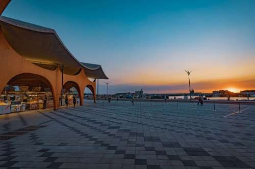 波光市集以波浪造型的透空式建築，坐落於南寮，黃昏時還能賞夕陽美景。