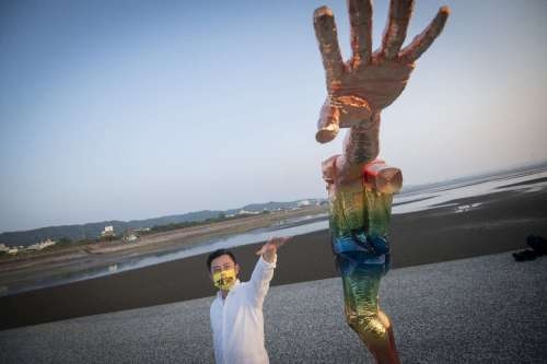 新竹市長林智堅與日本藝術家阿部乳坊作品「旅人計畫：風與海」。