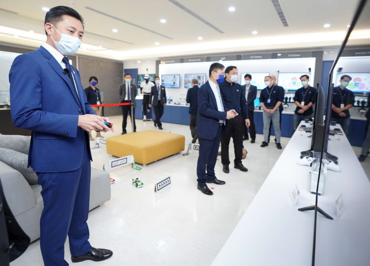 市長林智堅與瑞昱董事長邱順建體驗AR擴增實境遊戲機。