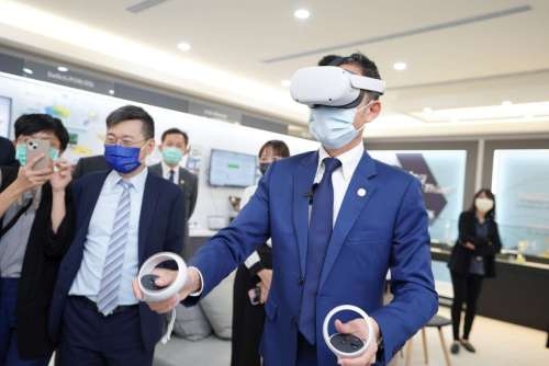 市長林智堅與瑞昱董事長邱順建體驗VR虛擬實境遊戲。