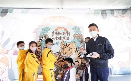 新竹市長林智堅今與國小生們一起著色。