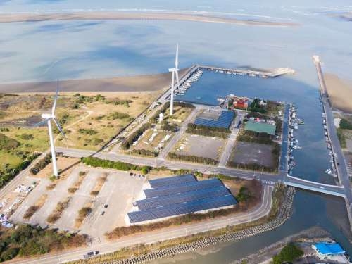漁電共生！竹市第二大、海山漁港太陽能光電發電系統今啟用　年產123萬度綠電