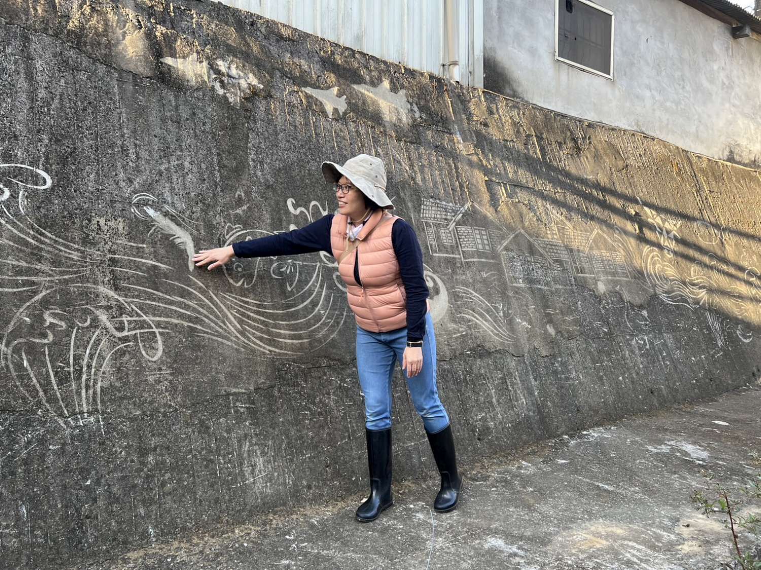 溪流雖然水泥化，居民還是想親近，藝術家葉佩如回訪3年前的鋼刷畫