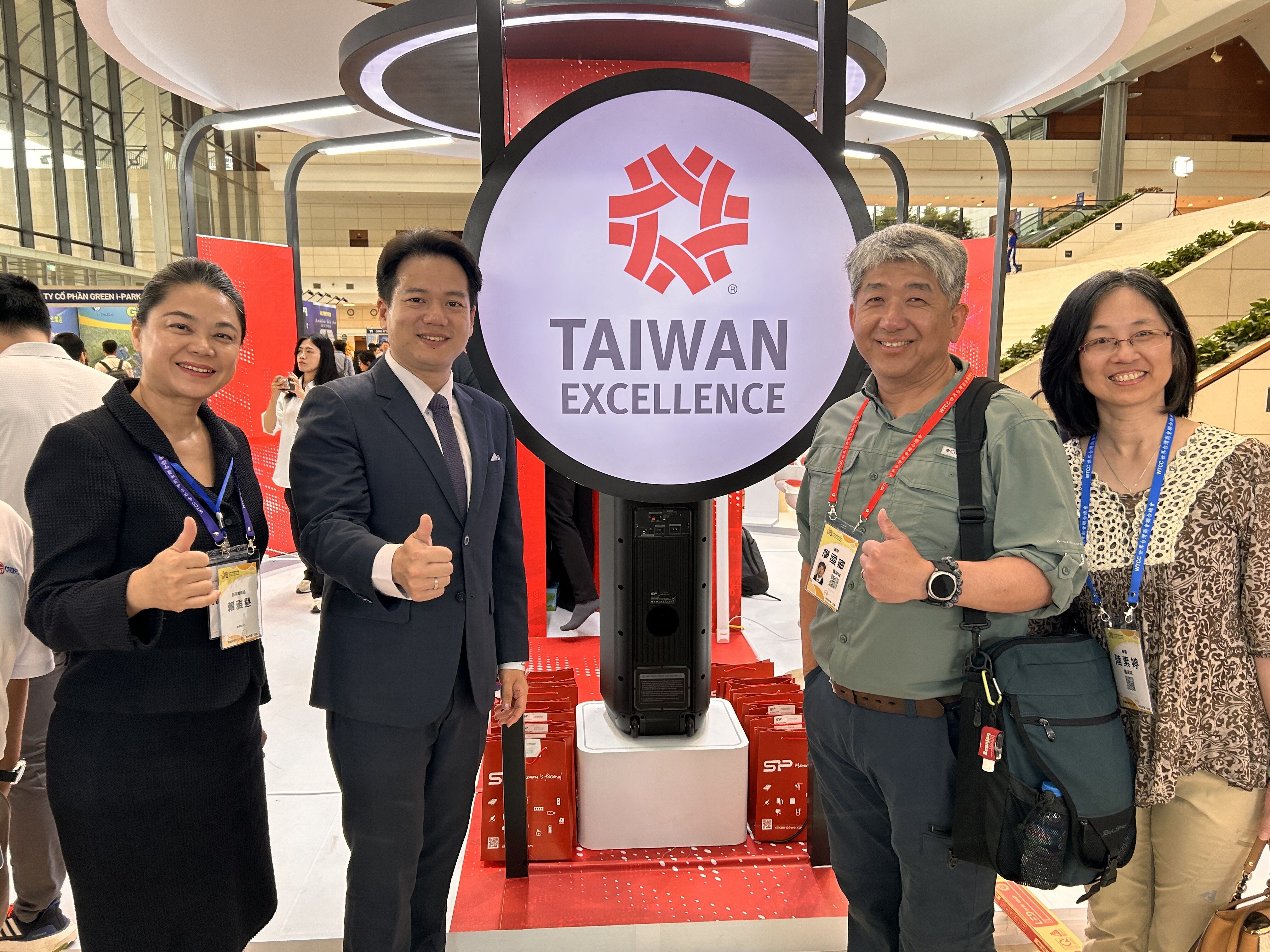 邱副市長參訪由世界台灣商會聯合總會舉辦的國際企業產品展覽。